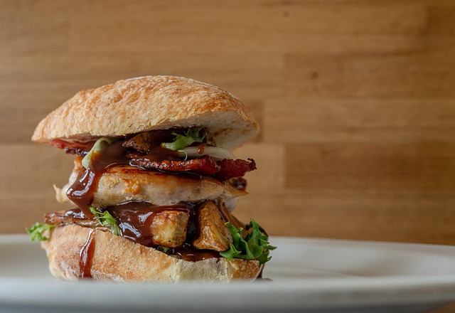 Burger mit Pommes